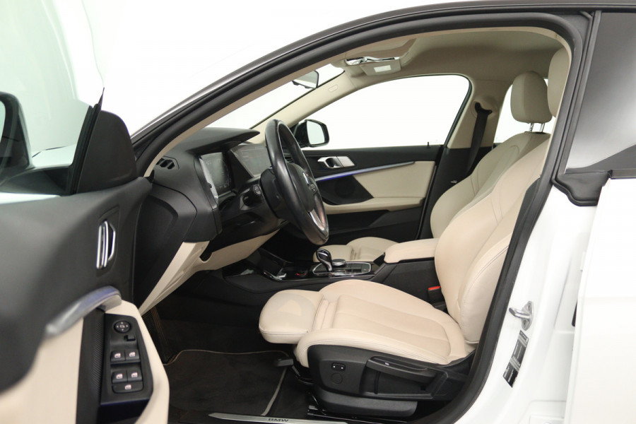 BMW 2 Serie Gran Coupé 220i Business Edition (CRUISE CONTROL, NAVIGATIE, SFEERVERLICHTING)