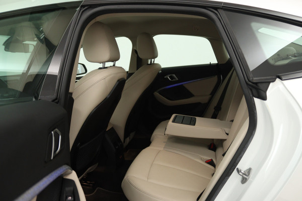 BMW 2 Serie Gran Coupé 220i Business Edition (CRUISE CONTROL, NAVIGATIE, SFEERVERLICHTING)