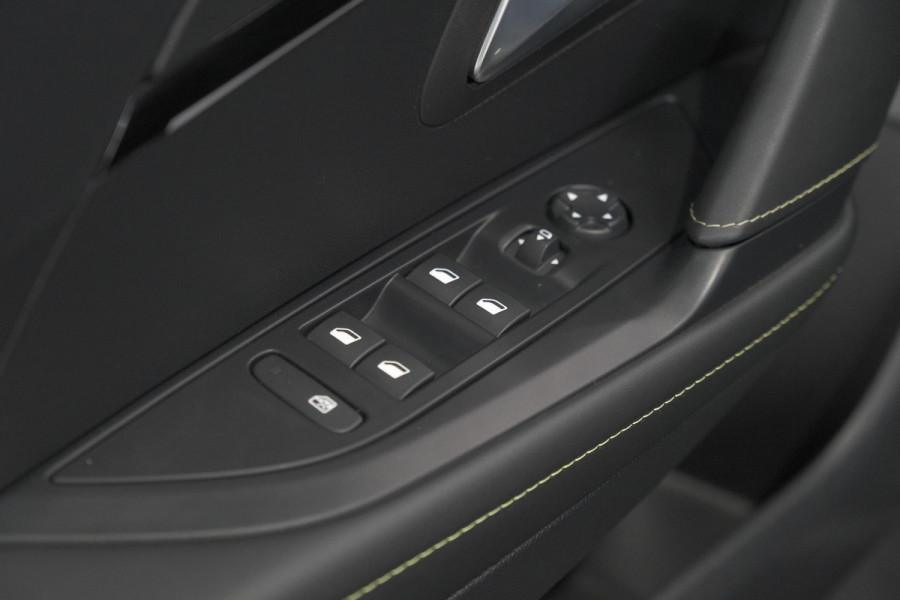 Peugeot 208 1.2 Hybrid 145 e-DCS6 GT | Alcantara Pakket | Camera | Apple Carplay | Stoelverwarming