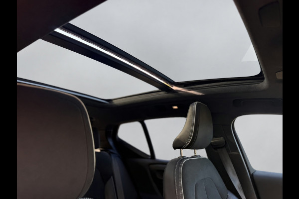 Volvo XC40 Recharge P8 AWD R-Design, panoramadak, electr bedienbare trekhaak, VOL OPTIES, 1 e eigenaar, Origineel NL auto met nap
