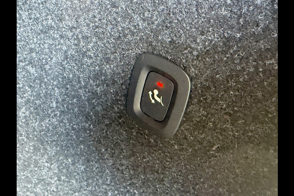Volvo XC40 Recharge P8 AWD R-Design, panoramadak, electr bedienbare trekhaak, VOL OPTIES, 1 e eigenaar, Origineel NL auto met nap