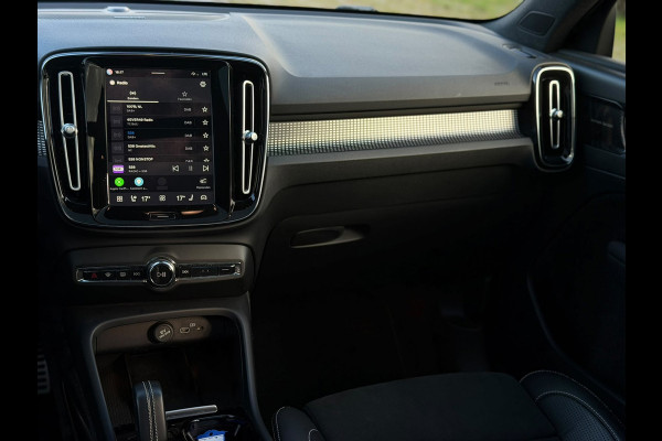 Volvo XC40 Recharge P8 AWD R-Design, panoramadak, electr bedienbare trekhaak, VOL OPTIES, 1 e eigenaar, Origineel NL auto met nap