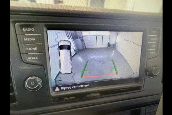 Volkswagen Crafter 35 2.0 TDI 140pk automaat L3H3 ( L2H2 ) Comfortline / euro 6 / bpm vrij / lease vanaf € 407 / vaste prijs rijklaar € 24.950 ex btw / dubbele schuifdeur / airco / cruise / camera !