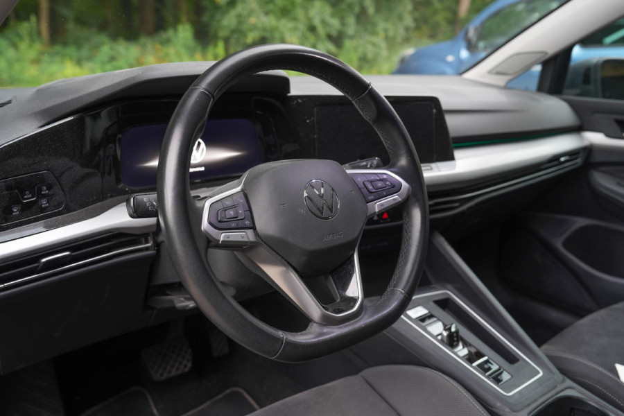 Volkswagen Golf 1.5 eTSI Pano | H&K | Camera | Dodehoek | Ambient |