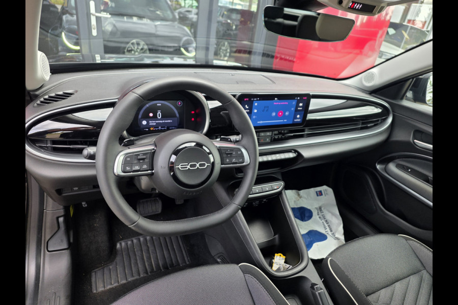 Fiat 600 1.2T 100 Hybrid Urban | LED | CarPlay | Camera \ Style Pack | Winter Pack