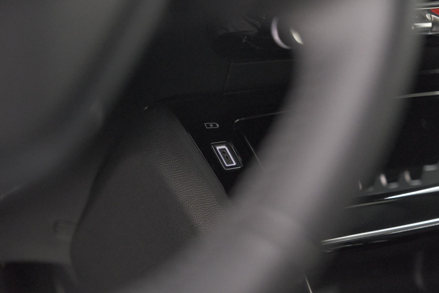 Peugeot e-2008 EV Allure 54 kWh | SOH 97,5% | 11 KW Lader | Apple Carplay | Parkeersensoren