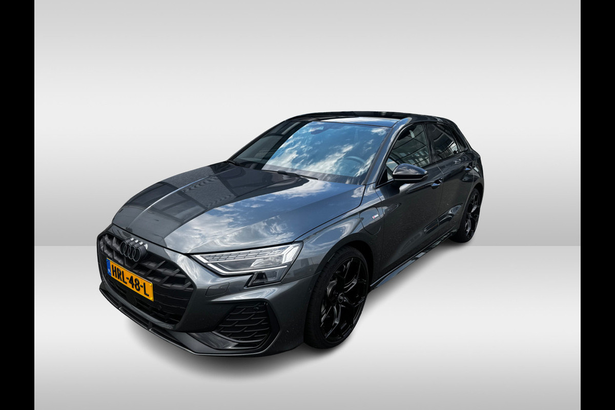 Audi A3 Sportback 40 TFSI e S edition / Panoramadak / Head-up / Camera / RS Seats / Keyless / Sfeerverlichting / 18'' / Sonos Audio / Matrix / CarPlay / Stoelverwarming / Dodehoek / DAB / ACC / Elektr. achterklep