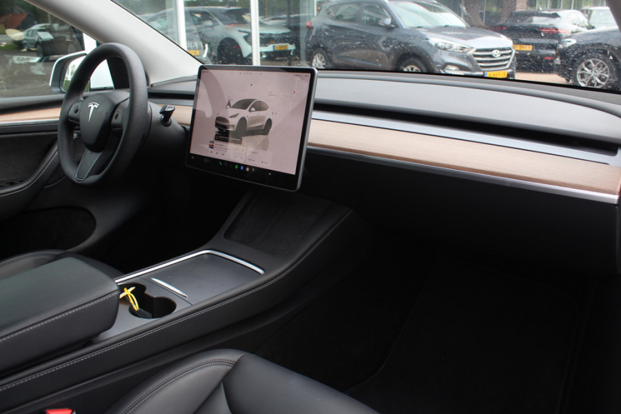 Tesla Model Y Long Range AWD 75 kWh / Autopilot / Panoramadak / Camera / 20'' / Keyless / Leder / Dodehoek / Navigatie / Stoelverwarming