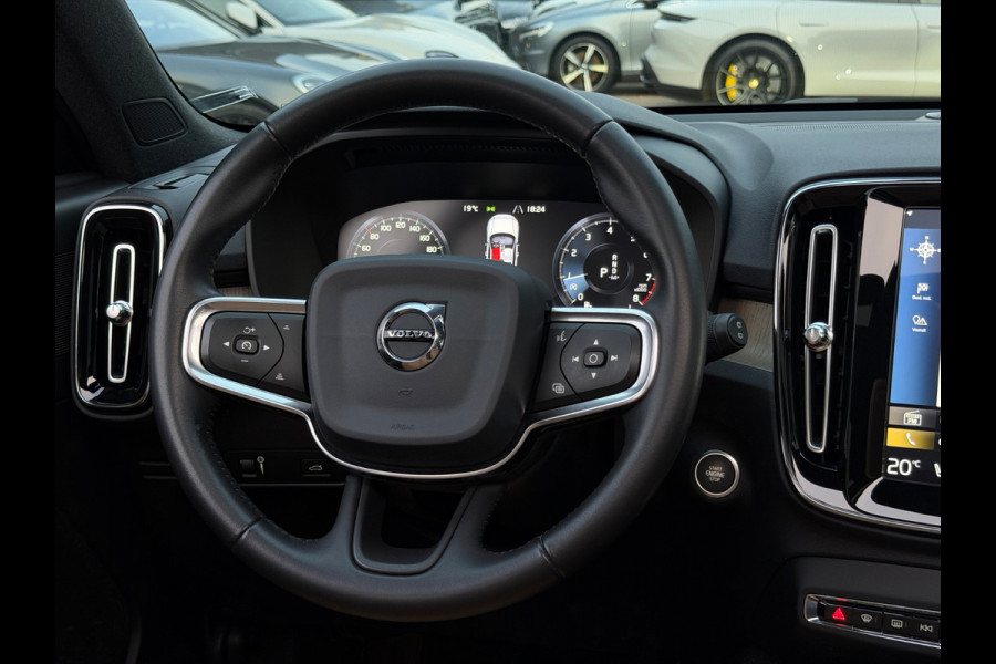 Volvo XC40 2.0 T4 Inscription / Trekhaak / Panoramadak / Camera / Leder / 18'' / Elektr. Stoelen / CarPlay / Stoelverwarming / Dodehoek / ACC