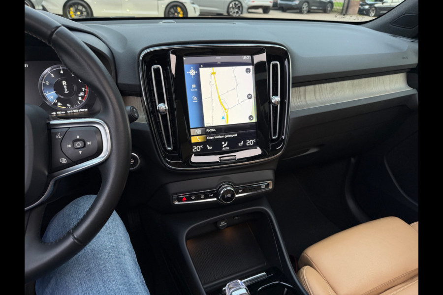 Volvo XC40 2.0 T4 Inscription / Trekhaak / Panoramadak / Camera / Leder / 18'' / Elektr. Stoelen / CarPlay / Stoelverwarming / Dodehoek / ACC