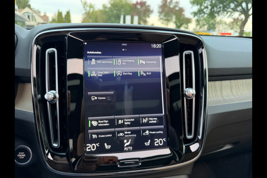 Volvo XC40 2.0 T4 Inscription / Trekhaak / Panoramadak / Camera / Leder / 18'' / Elektr. Stoelen / CarPlay / Stoelverwarming / Dodehoek / ACC