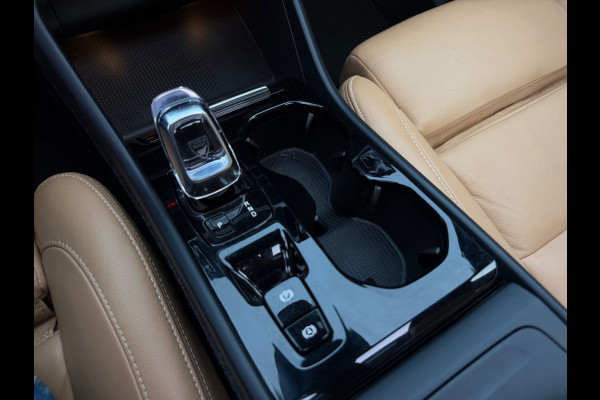 Volvo XC40 2.0 T4 Inscription / Trekhaak / Panoramadak / Camera / Leder / 18'' / Elektr. Stoelen / CarPlay / Stoelverwarming / Dodehoek / ACC