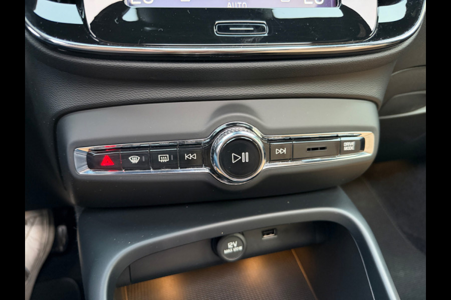 Volvo XC40 2.0 T4 Inscription / Trekhaak / Panoramadak / Camera / Leder / 18'' / Elektr. Stoelen / CarPlay / Stoelverwarming / Dodehoek / ACC