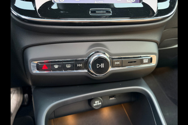 Volvo XC40 2.0 T4 Inscription / Trekhaak / Panoramadak / Camera / Leder / 18'' / Elektr. Stoelen / CarPlay / Stoelverwarming / Dodehoek / ACC