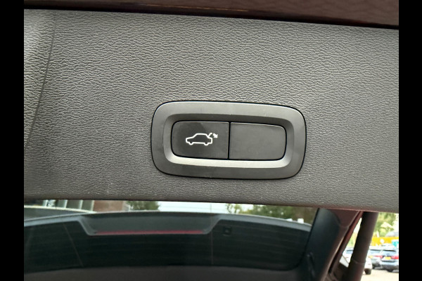Volvo XC40 2.0 T4 Inscription / Trekhaak / Panoramadak / Camera / Leder / 18'' / Elektr. Stoelen / CarPlay / Stoelverwarming / Dodehoek / ACC