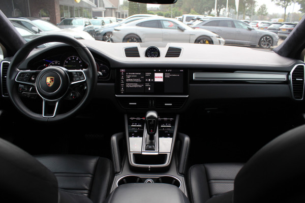 Porsche Cayenne Coupé 3.0 E-Hybrid / Trekhaak / Panoramadak / 360Camera / Head-up / Achterasbesturing / Softclose / 21'' / Matrix LED / Luchtvering / Sportdesign+Chrono / Dodehoek / DAB / Cruise Control