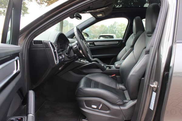 Porsche Cayenne Coupé 3.0 E-Hybrid / Trekhaak / Panoramadak / 360Camera / Head-up / Achterasbesturing / Softclose / 21'' / Matrix LED / Luchtvering / Sportdesign+Chrono / Dodehoek / DAB / Cruise Control