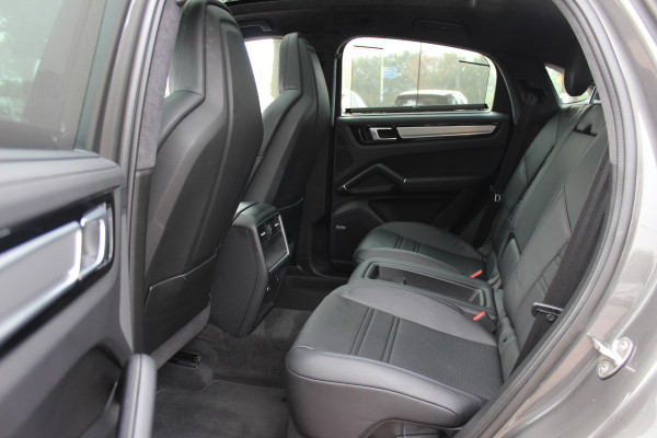 Porsche Cayenne Coupé 3.0 E-Hybrid / Trekhaak / Panoramadak / 360Camera / Head-up / Achterasbesturing / Softclose / 21'' / Matrix LED / Luchtvering / Sportdesign+Chrono / Dodehoek / DAB / Cruise Control