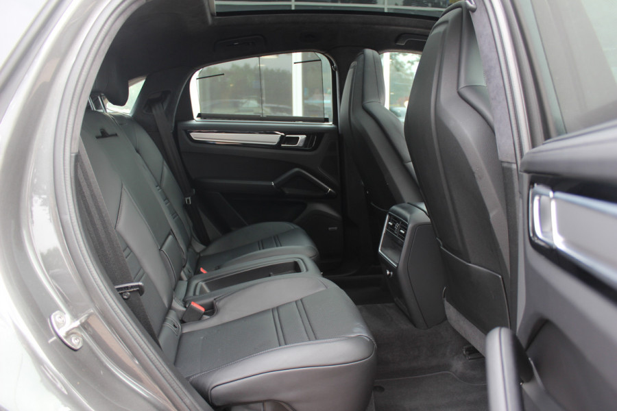 Porsche Cayenne Coupé 3.0 E-Hybrid / Trekhaak / Panoramadak / 360Camera / Head-up / Achterasbesturing / Softclose / 21'' / Matrix LED / Luchtvering / Sportdesign+Chrono / Dodehoek / DAB / Cruise Control