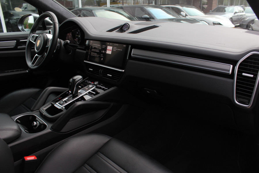 Porsche Cayenne Coupé 3.0 E-Hybrid / Trekhaak / Panoramadak / 360Camera / Head-up / Achterasbesturing / Softclose / 21'' / Matrix LED / Luchtvering / Sportdesign+Chrono / Dodehoek / DAB / Cruise Control