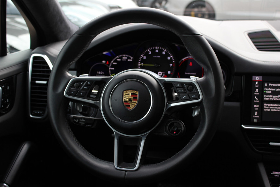 Porsche Cayenne Coupé 3.0 E-Hybrid / Trekhaak / Panoramadak / 360Camera / Head-up / Achterasbesturing / Softclose / 21'' / Matrix LED / Luchtvering / Sportdesign+Chrono / Dodehoek / DAB / Cruise Control