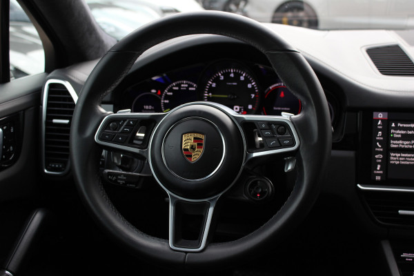 Porsche Cayenne Coupé 3.0 E-Hybrid / Trekhaak / Panoramadak / 360Camera / Head-up / Achterasbesturing / Softclose / 21'' / Matrix LED / Luchtvering / Sportdesign+Chrono / Dodehoek / DAB / Cruise Control