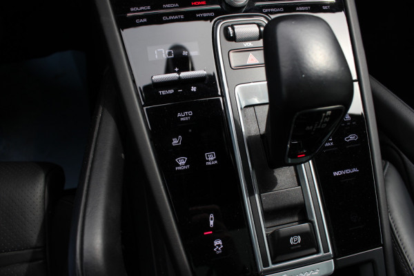 Porsche Cayenne Coupé 3.0 E-Hybrid / Trekhaak / Panoramadak / 360Camera / Head-up / Achterasbesturing / Softclose / 21'' / Matrix LED / Luchtvering / Sportdesign+Chrono / Dodehoek / DAB / Cruise Control