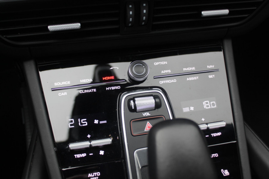 Porsche Cayenne Coupé 3.0 E-Hybrid / Trekhaak / Panoramadak / 360Camera / Head-up / Achterasbesturing / Softclose / 21'' / Matrix LED / Luchtvering / Sportdesign+Chrono / Dodehoek / DAB / Cruise Control