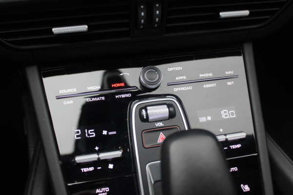 Porsche Cayenne Coupé 3.0 E-Hybrid / Trekhaak / Panoramadak / 360Camera / Head-up / Achterasbesturing / Softclose / 21'' / Matrix LED / Luchtvering / Sportdesign+Chrono / Dodehoek / DAB / Cruise Control