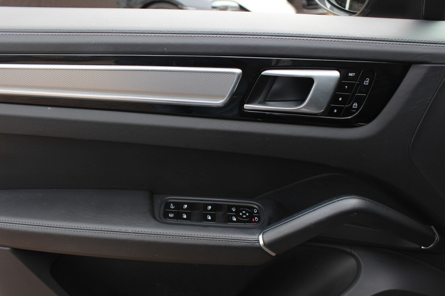 Porsche Cayenne Coupé 3.0 E-Hybrid / Trekhaak / Panoramadak / 360Camera / Head-up / Achterasbesturing / Softclose / 21'' / Matrix LED / Luchtvering / Sportdesign+Chrono / Dodehoek / DAB / Cruise Control