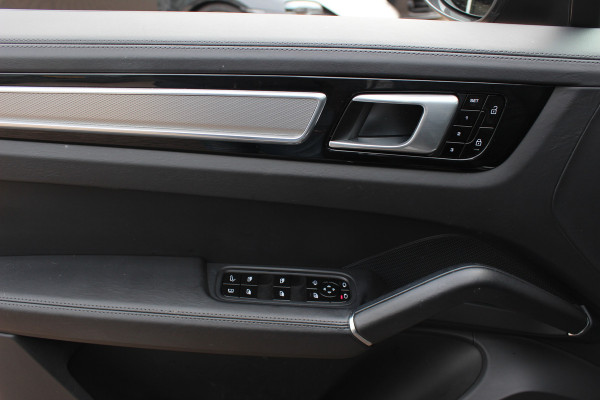 Porsche Cayenne Coupé 3.0 E-Hybrid / Trekhaak / Panoramadak / 360Camera / Head-up / Achterasbesturing / Softclose / 21'' / Matrix LED / Luchtvering / Sportdesign+Chrono / Dodehoek / DAB / Cruise Control