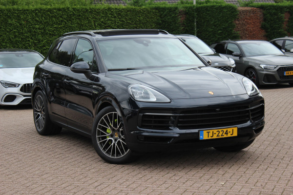 Porsche Cayenne 3.0 E-Hybrid / Panoramadak / 360Camera / Achterasbesturing / Luchtvering / Softclose / Sportchrono / 21'' / Keyless / Stoelventilatie+Verwarming / Bose / DAB / Cruise Control