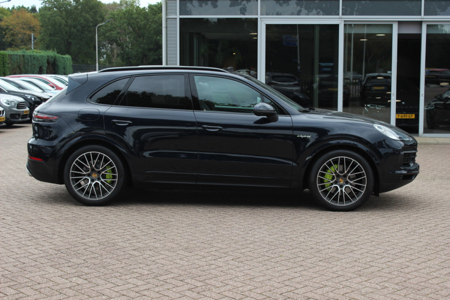 Porsche Cayenne 3.0 E-Hybrid / Panoramadak / 360Camera / Achterasbesturing / Luchtvering / Softclose / Sportchrono / 21'' / Keyless / Stoelventilatie+Verwarming / Bose / DAB / Cruise Control