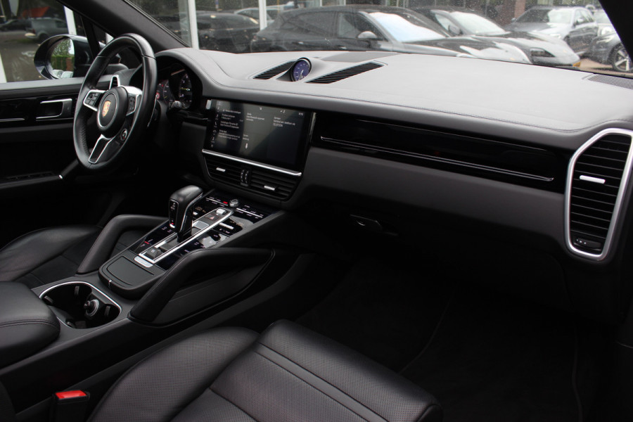 Porsche Cayenne 3.0 E-Hybrid / Panoramadak / 360Camera / Achterasbesturing / Luchtvering / Softclose / Sportchrono / 21'' / Keyless / Stoelventilatie+Verwarming / Bose / DAB / Cruise Control