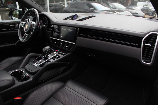 Porsche Cayenne 3.0 E-Hybrid / Panoramadak / 360Camera / Achterasbesturing / Luchtvering / Softclose / Sportchrono / 21'' / Keyless / Stoelventilatie+Verwarming / Bose / DAB / Cruise Control