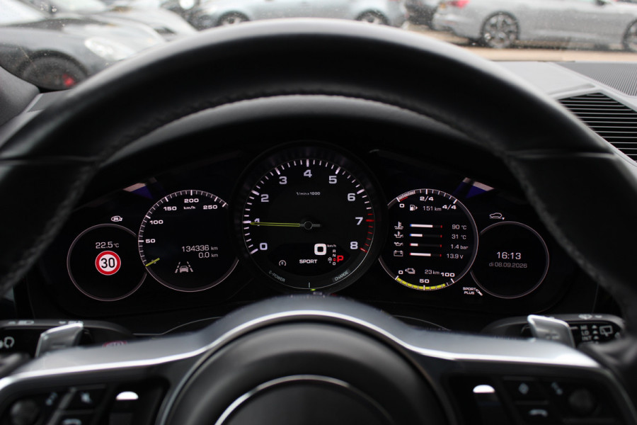 Porsche Cayenne 3.0 E-Hybrid / Panoramadak / 360Camera / Achterasbesturing / Luchtvering / Softclose / Sportchrono / 21'' / Keyless / Stoelventilatie+Verwarming / Bose / DAB / Cruise Control