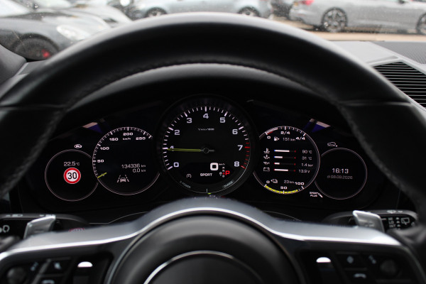 Porsche Cayenne 3.0 E-Hybrid / Panoramadak / 360Camera / Achterasbesturing / Luchtvering / Softclose / Sportchrono / 21'' / Keyless / Stoelventilatie+Verwarming / Bose / DAB / Cruise Control