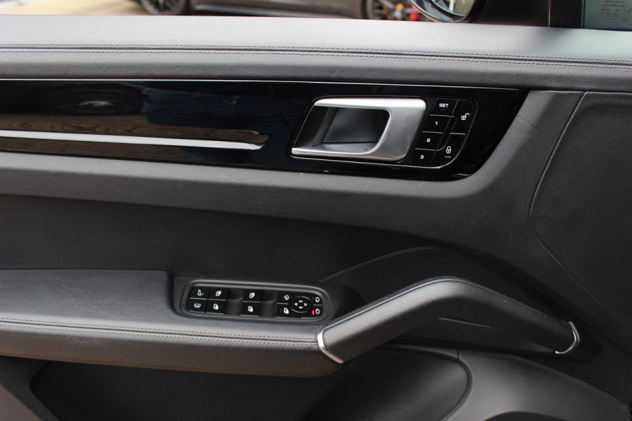 Porsche Cayenne 3.0 E-Hybrid / Panoramadak / 360Camera / Achterasbesturing / Luchtvering / Softclose / Sportchrono / 21'' / Keyless / Stoelventilatie+Verwarming / Bose / DAB / Cruise Control