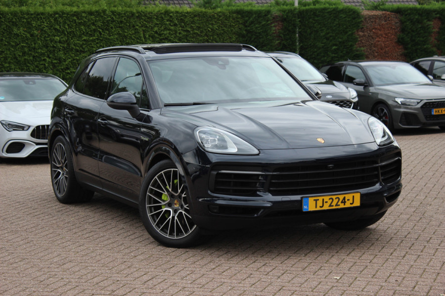 Porsche Cayenne 3.0 E-Hybrid / Panoramadak / 360Camera / Achterasbesturing / Luchtvering / Softclose / Sportchrono / 21'' / Keyless / Stoelventilatie+Verwarming / Bose / DAB / Cruise Control