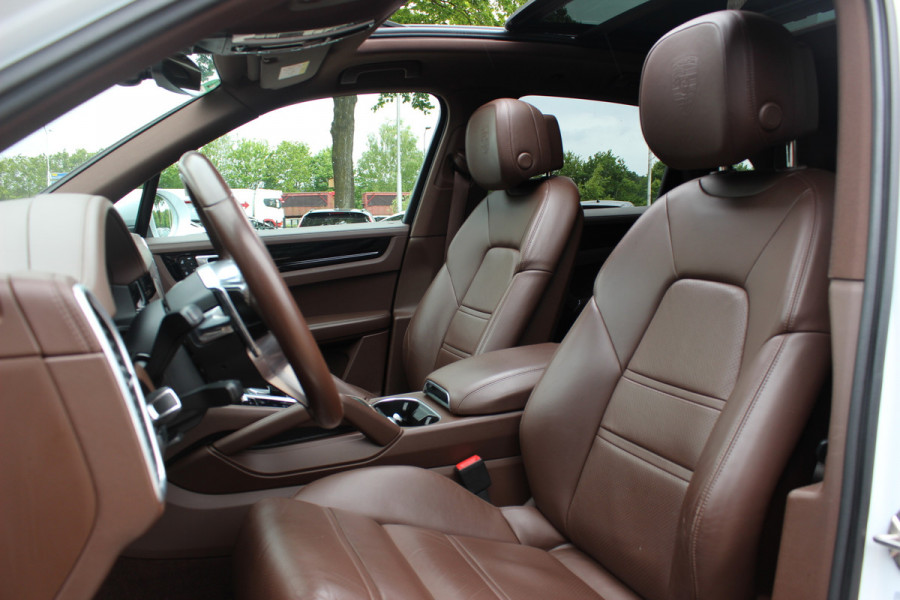 Porsche Cayenne 3.0 E-Hybrid / Trekhaak / Panoramadak / 360Camera / Luchtvering / 21'' / Bose / Sportdesign+Chrono / Leder / Stuur+Stoelverwarming / Dodehoek / DAB / Cruise Control