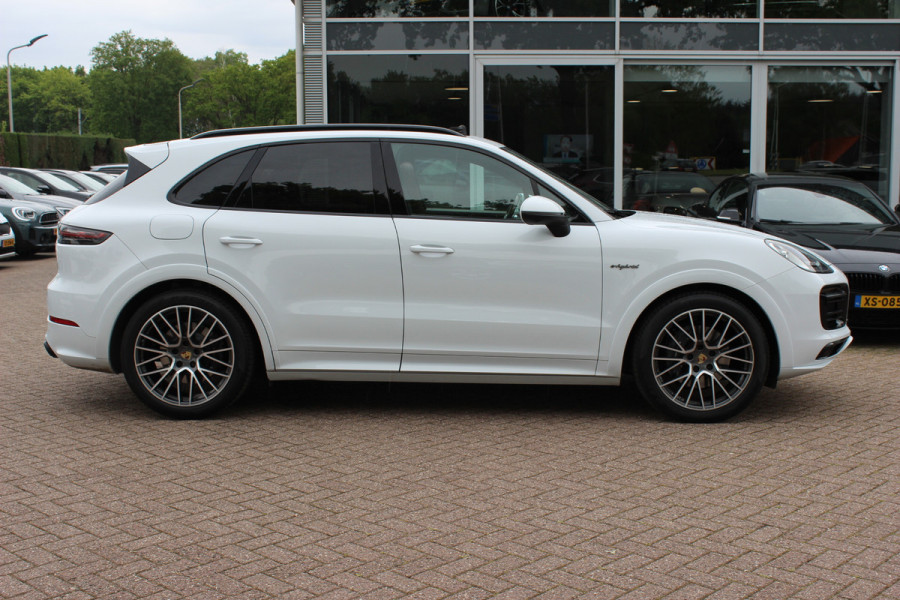 Porsche Cayenne 3.0 E-Hybrid / Trekhaak / Panoramadak / 360Camera / Luchtvering / 21'' / Bose / Sportdesign+Chrono / Leder / Stuur+Stoelverwarming / Dodehoek / DAB / Cruise Control