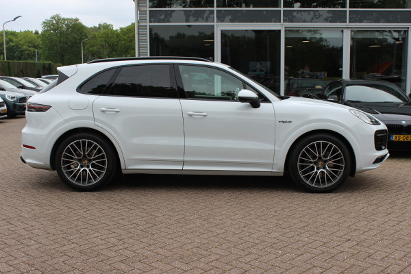 Porsche Cayenne 3.0 E-Hybrid / Trekhaak / Panoramadak / 360Camera / Luchtvering / 21'' / Bose / Sportdesign+Chrono / Leder / Stuur+Stoelverwarming / Dodehoek / DAB / Cruise Control