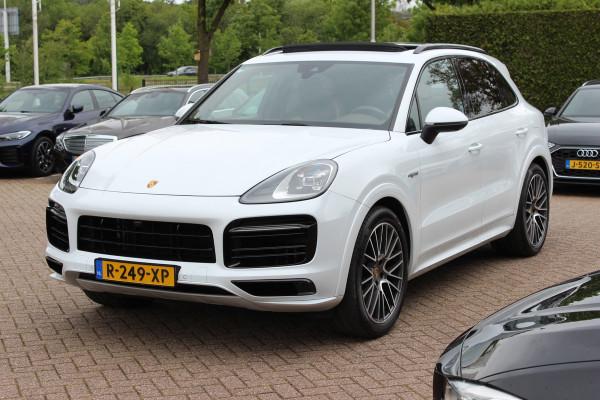 Porsche Cayenne 3.0 E-Hybrid / Trekhaak / Panoramadak / 360Camera / Luchtvering / 21'' / Bose / Sportdesign+Chrono / Leder / Stuur+Stoelverwarming / Dodehoek / DAB / Cruise Control