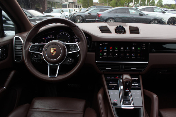 Porsche Cayenne 3.0 E-Hybrid / Trekhaak / Panoramadak / 360Camera / Luchtvering / 21'' / Bose / Sportdesign+Chrono / Leder / Stuur+Stoelverwarming / Dodehoek / DAB / Cruise Control