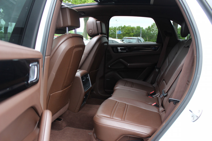 Porsche Cayenne 3.0 E-Hybrid / Trekhaak / Panoramadak / 360Camera / Luchtvering / 21'' / Bose / Sportdesign+Chrono / Leder / Stuur+Stoelverwarming / Dodehoek / DAB / Cruise Control