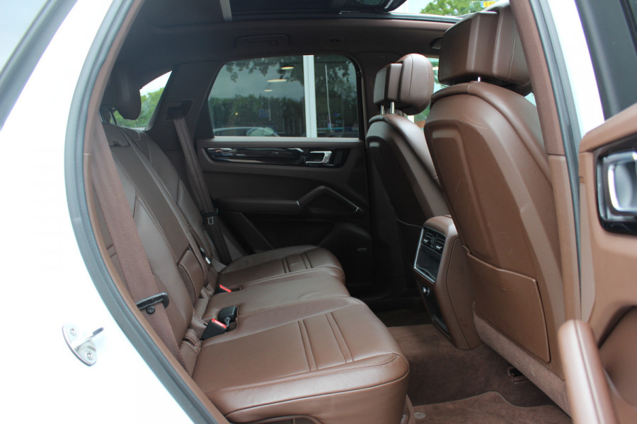 Porsche Cayenne 3.0 E-Hybrid / Trekhaak / Panoramadak / 360Camera / Luchtvering / 21'' / Bose / Sportdesign+Chrono / Leder / Stuur+Stoelverwarming / Dodehoek / DAB / Cruise Control
