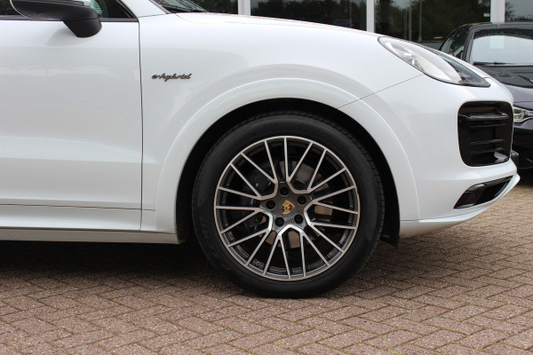 Porsche Cayenne 3.0 E-Hybrid / Trekhaak / Panoramadak / 360Camera / Luchtvering / 21'' / Bose / Sportdesign+Chrono / Leder / Stuur+Stoelverwarming / Dodehoek / DAB / Cruise Control