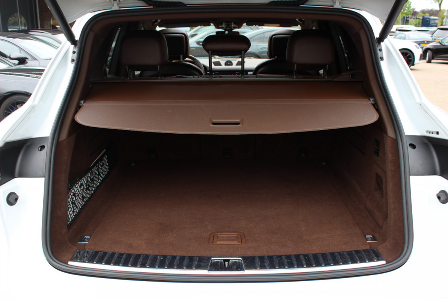 Porsche Cayenne 3.0 E-Hybrid / Trekhaak / Panoramadak / 360Camera / Luchtvering / 21'' / Bose / Sportdesign+Chrono / Leder / Stuur+Stoelverwarming / Dodehoek / DAB / Cruise Control