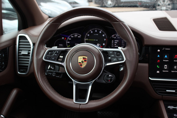 Porsche Cayenne 3.0 E-Hybrid / Trekhaak / Panoramadak / 360Camera / Luchtvering / 21'' / Bose / Sportdesign+Chrono / Leder / Stuur+Stoelverwarming / Dodehoek / DAB / Cruise Control