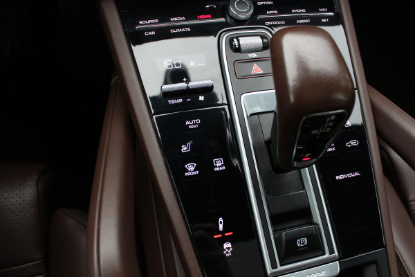 Porsche Cayenne 3.0 E-Hybrid / Trekhaak / Panoramadak / 360Camera / Luchtvering / 21'' / Bose / Sportdesign+Chrono / Leder / Stuur+Stoelverwarming / Dodehoek / DAB / Cruise Control